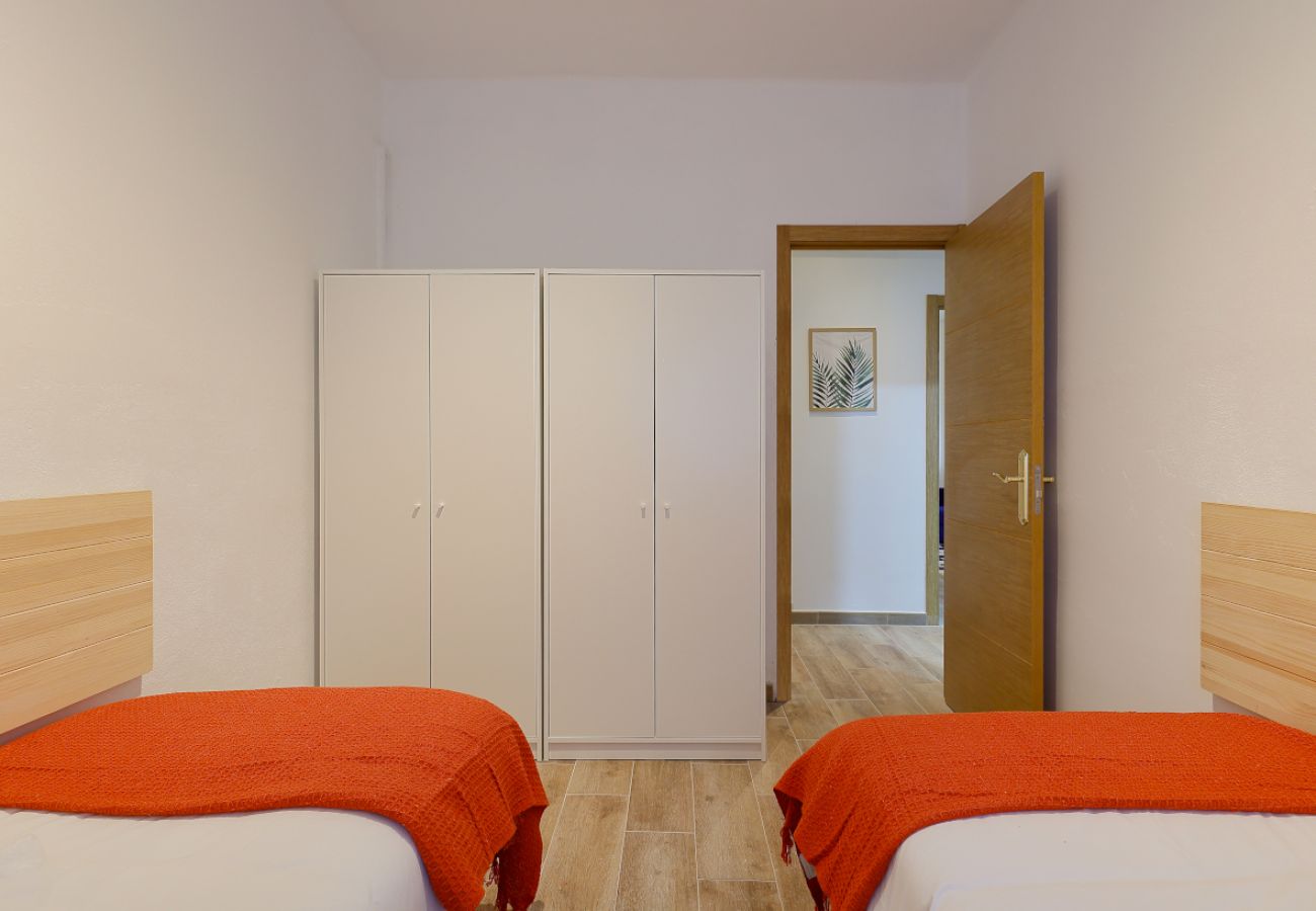 Apartamento en Oviedo - 657A2 ALQUILER DE TEMPORADA Moderno apto con patio