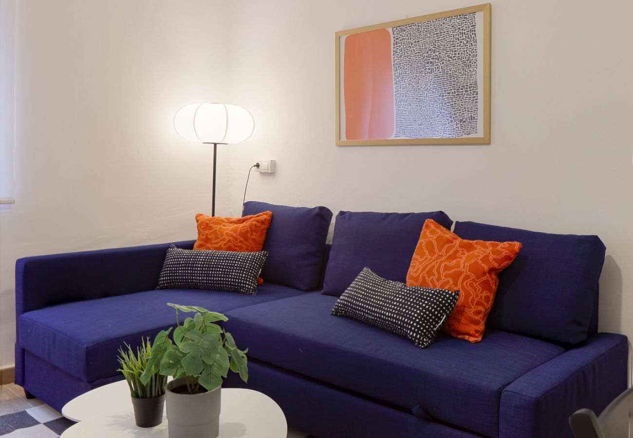 Apartamento en Oviedo - 657A1 ALQUILER DE TEMPORADA Moderno apto con patio