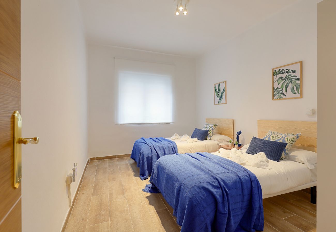 Apartamento en Oviedo - 657A1 ALQUILER DE TEMPORADA Moderno apto con patio