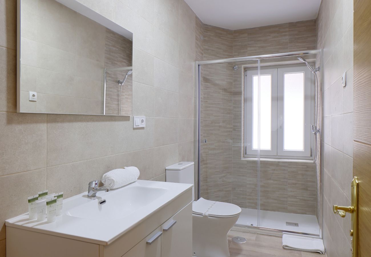 Apartamento en Oviedo - 657A1 ALQUILER DE TEMPORADA Moderno apto con patio