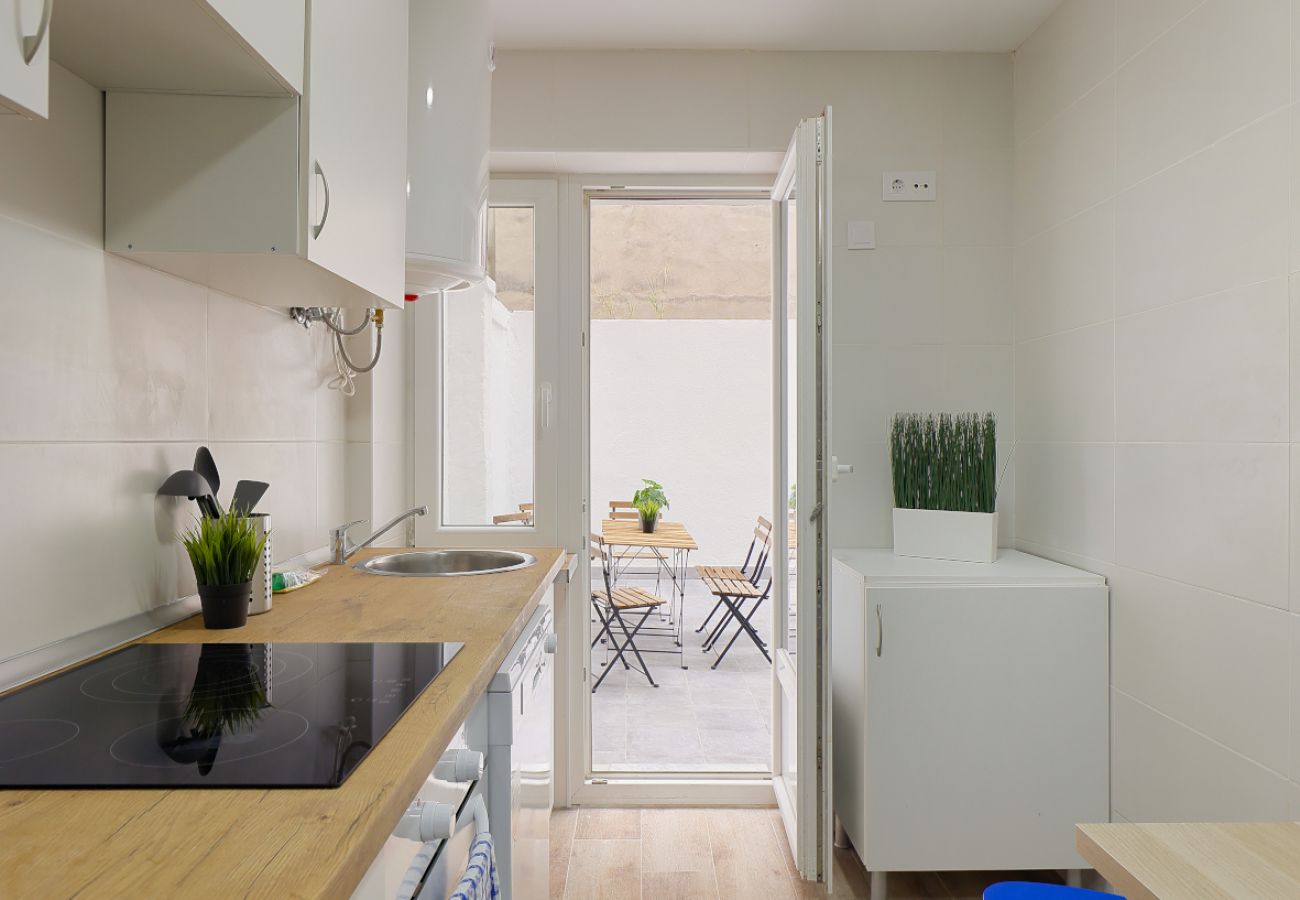 Apartamento en Oviedo - 657A1 ALQUILER DE TEMPORADA Moderno apto con patio