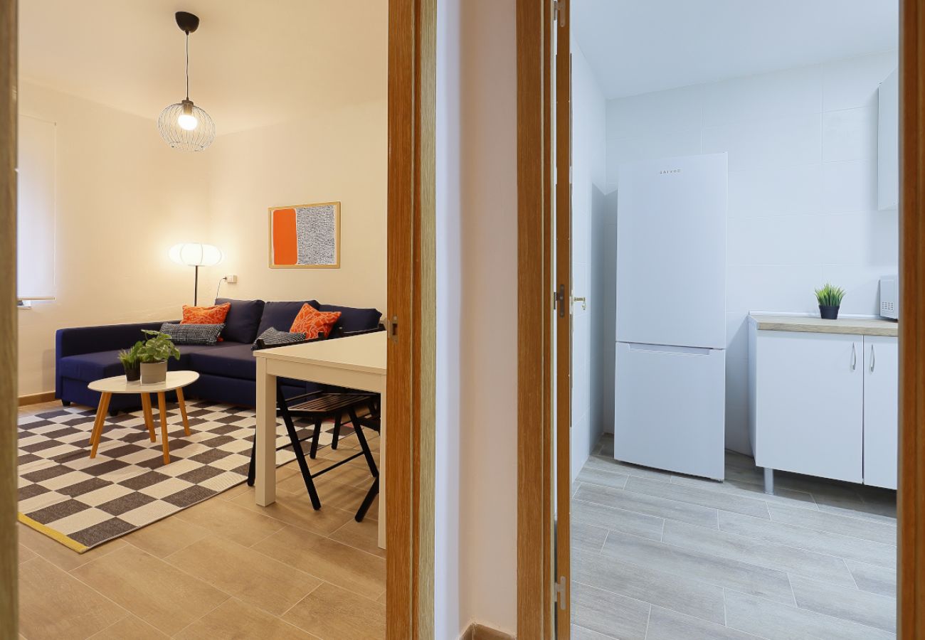 Apartamento en Oviedo - 657A1 ALQUILER DE TEMPORADA Moderno apto con patio