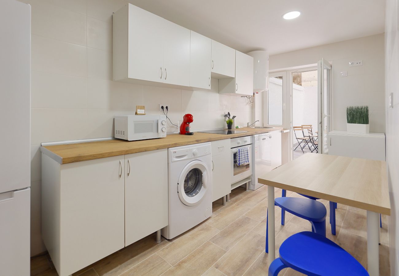 Apartamento en Oviedo - 657A1 ALQUILER DE TEMPORADA Moderno apto con patio