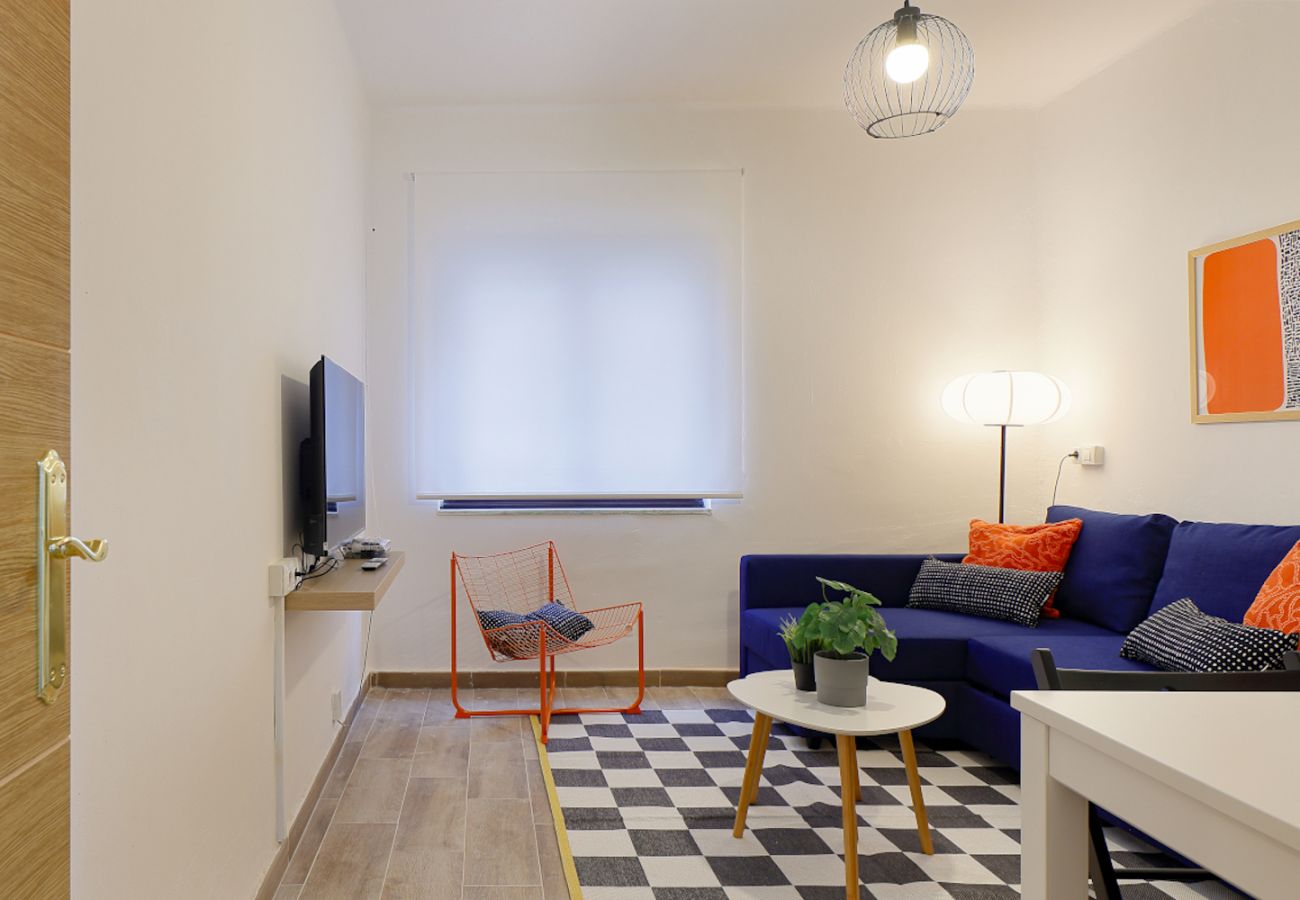 Apartamento en Oviedo - 657A1 ALQUILER DE TEMPORADA Moderno apto con patio