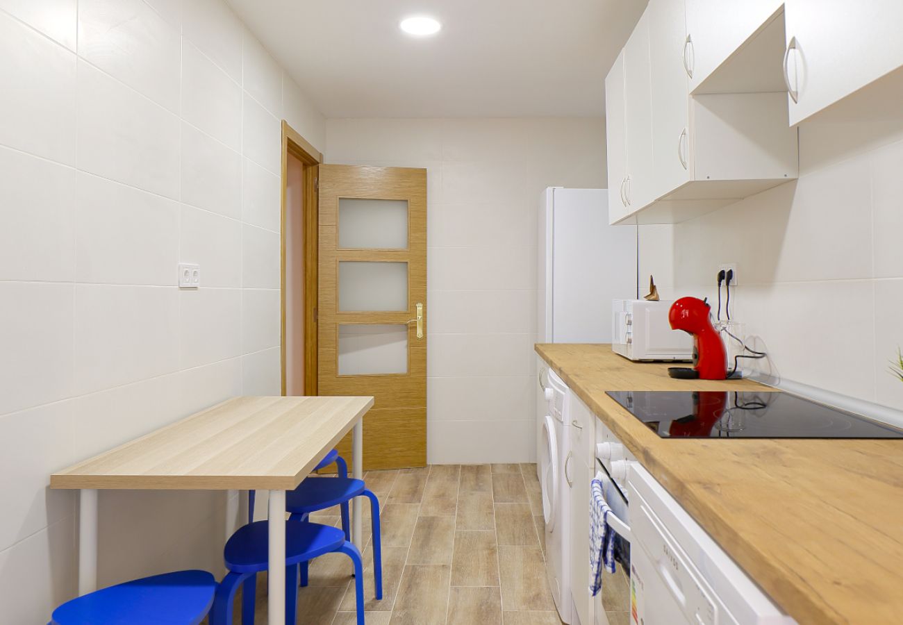 Apartamento en Oviedo - 657A1 ALQUILER DE TEMPORADA Moderno apto con patio