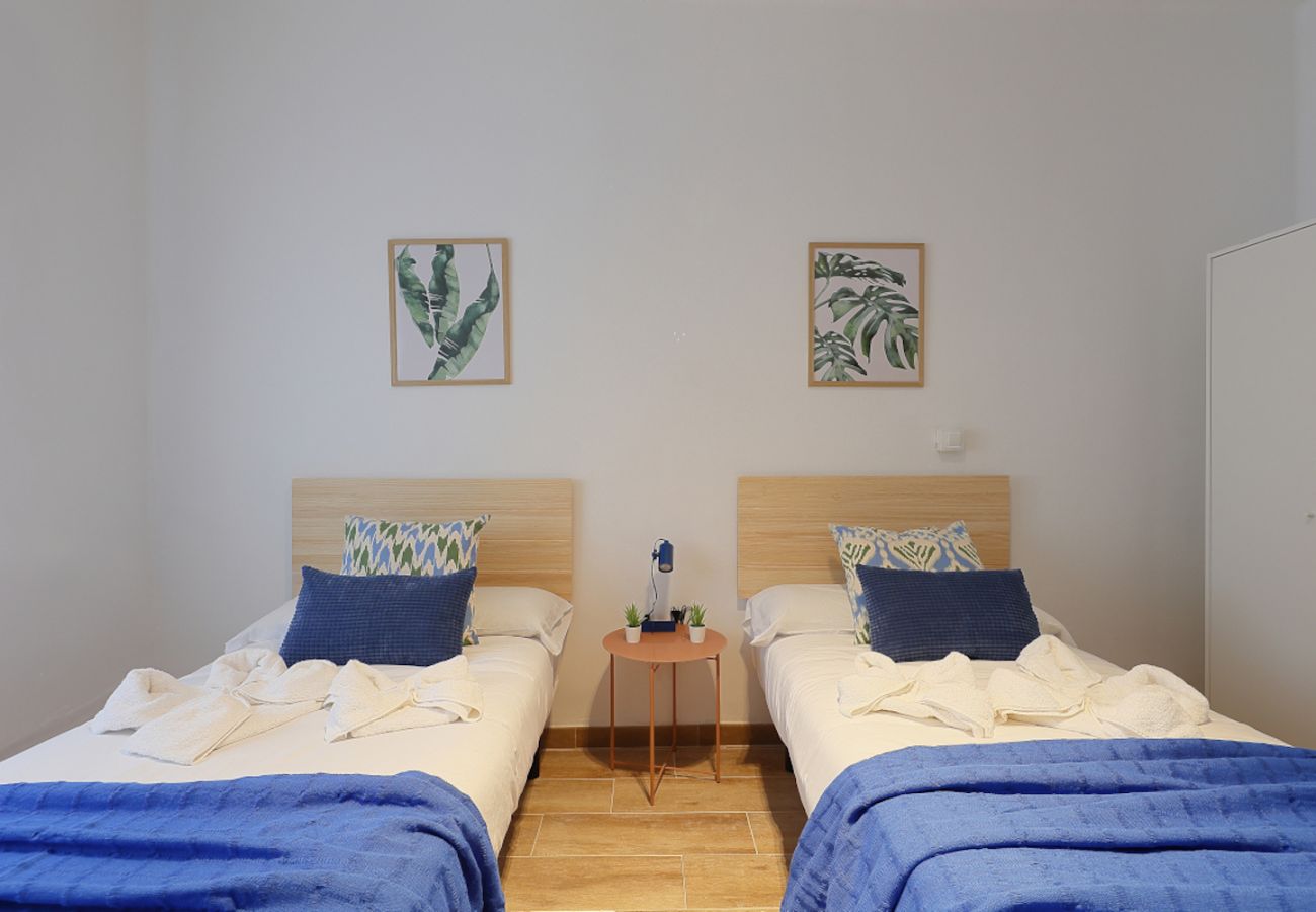 Apartamento en Oviedo - 657A1 ALQUILER DE TEMPORADA Moderno apto con patio