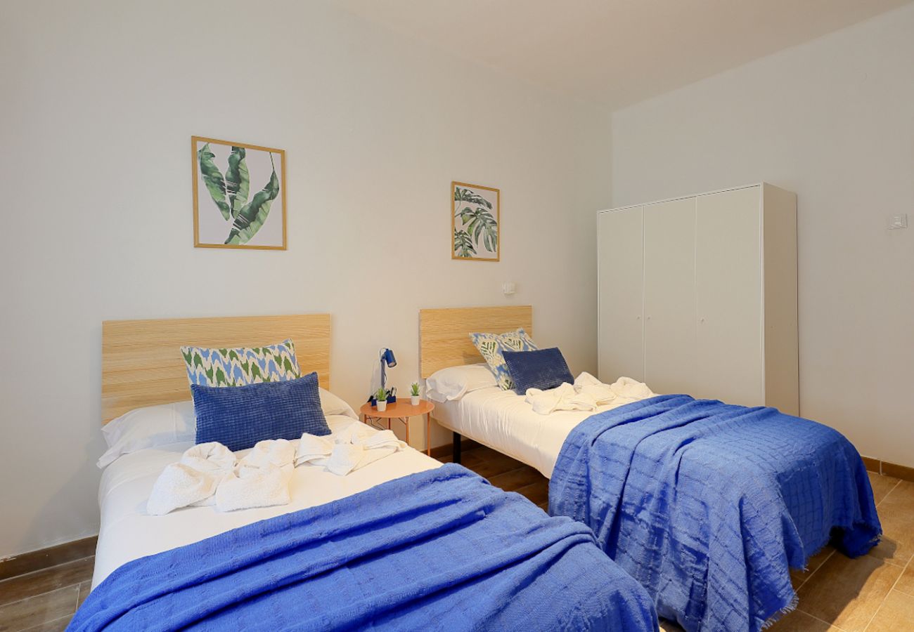 Apartamento en Oviedo - 657A1 ALQUILER DE TEMPORADA Moderno apto con patio