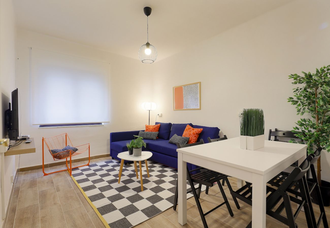 Apartamento en Oviedo - 657A1 ALQUILER DE TEMPORADA Moderno apto con patio