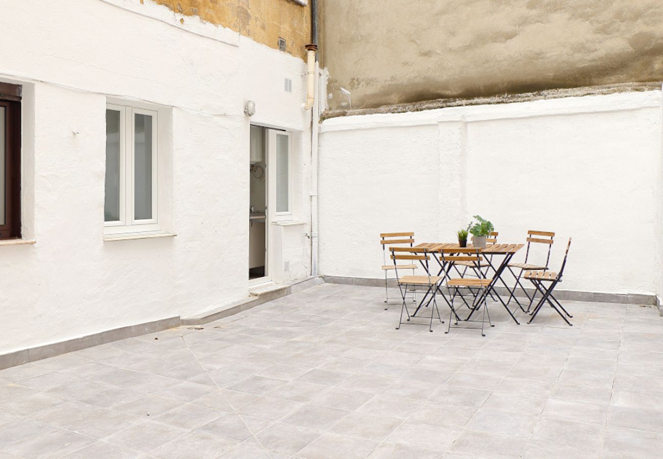 Apartamento en Oviedo - 657A1 ALQUILER DE TEMPORADA Moderno apto con patio