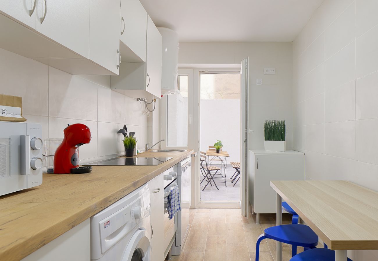 Apartamento en Oviedo - 657A1 ALQUILER DE TEMPORADA Moderno apto con patio