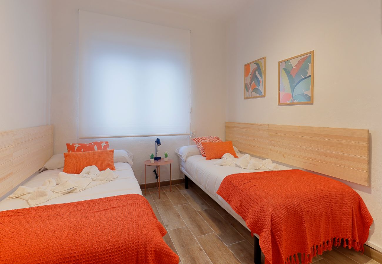 Apartamento en Oviedo - 657A1 ALQUILER DE TEMPORADA Moderno apto con patio