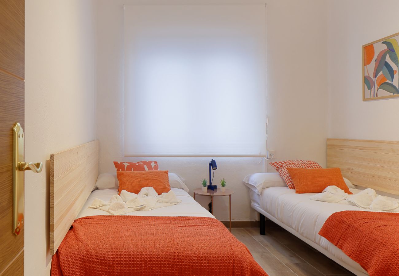 Apartamento en Oviedo - 657A1 ALQUILER DE TEMPORADA Moderno apto con patio