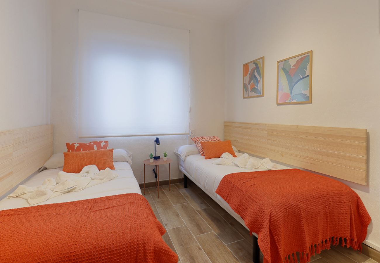 Apartamento en Oviedo - 657A1 ALQUILER DE TEMPORADA Moderno apto con patio