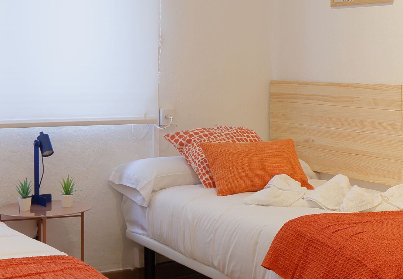Apartamento en Oviedo - 657A1 ALQUILER DE TEMPORADA Moderno apto con patio