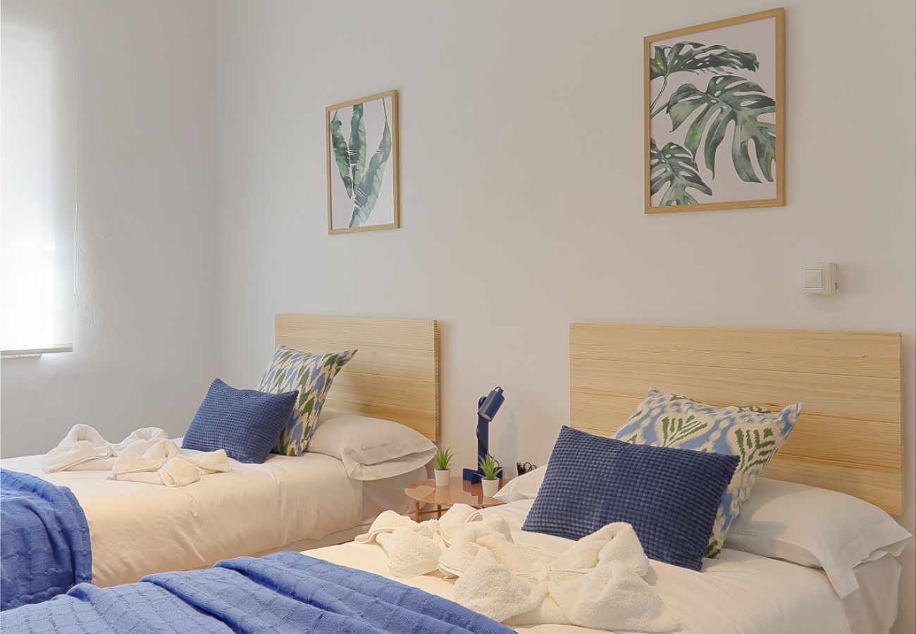 Apartamento en Oviedo - 657A1 ALQUILER DE TEMPORADA Moderno apto con patio