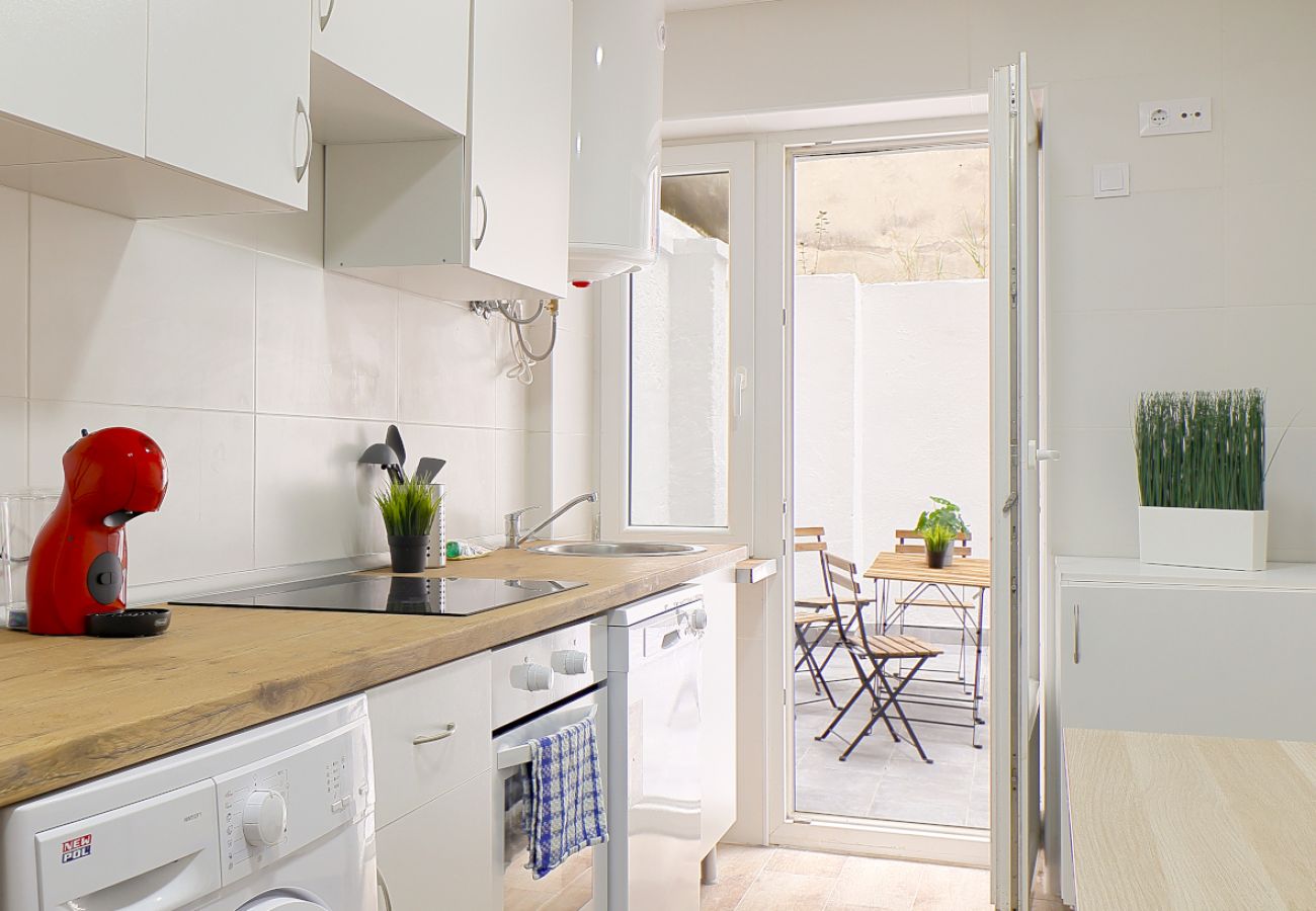 Apartamento en Oviedo - 657A1 ALQUILER DE TEMPORADA Moderno apto con patio
