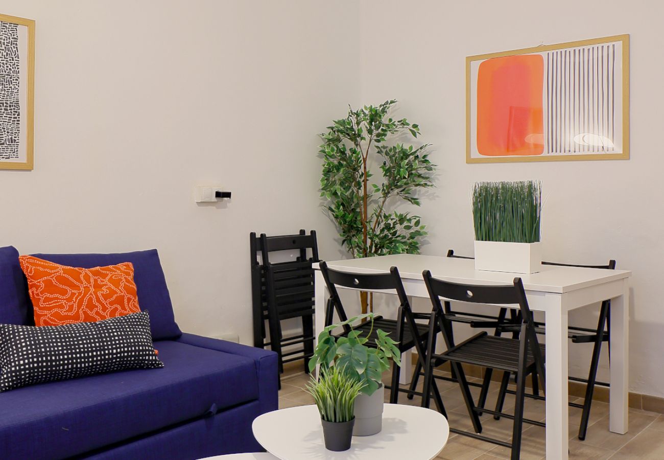 Apartamento en Oviedo - 657A1 ALQUILER DE TEMPORADA Moderno apto con patio