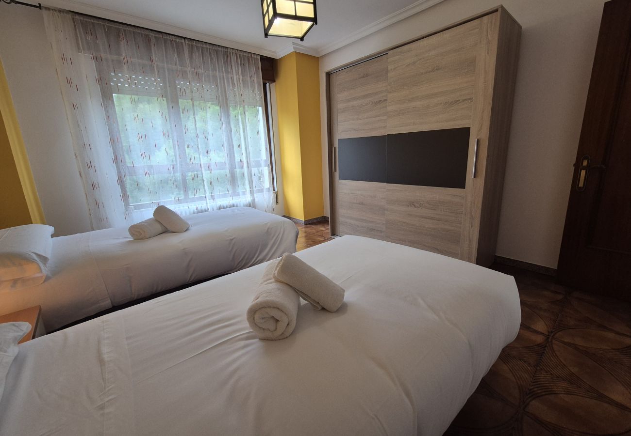 Apartamento en Langreo - 33A02 Amplio Apartamento en Tuilla