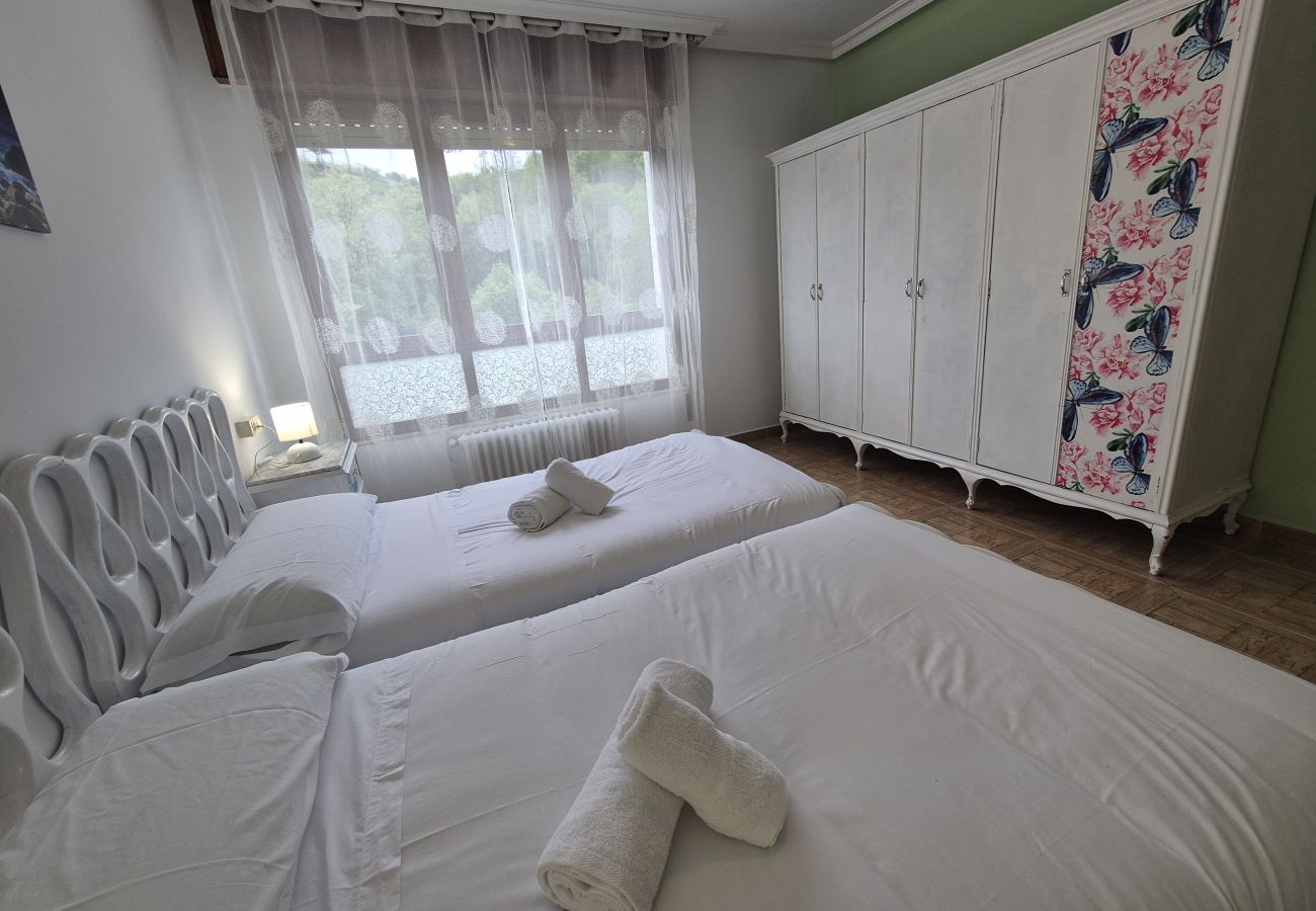 Apartamento en Langreo - 33A02 Amplio Apartamento en Tuilla